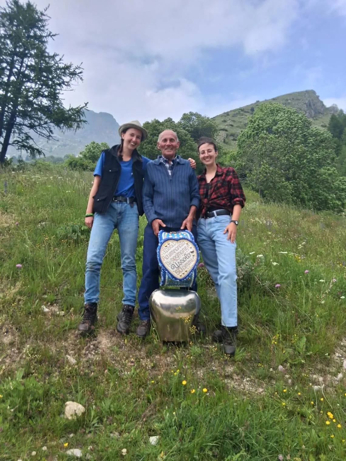 A 20 anni in alpeggio senza tv: la scelta di Elisa e Sara per amore del nonno e della montagna